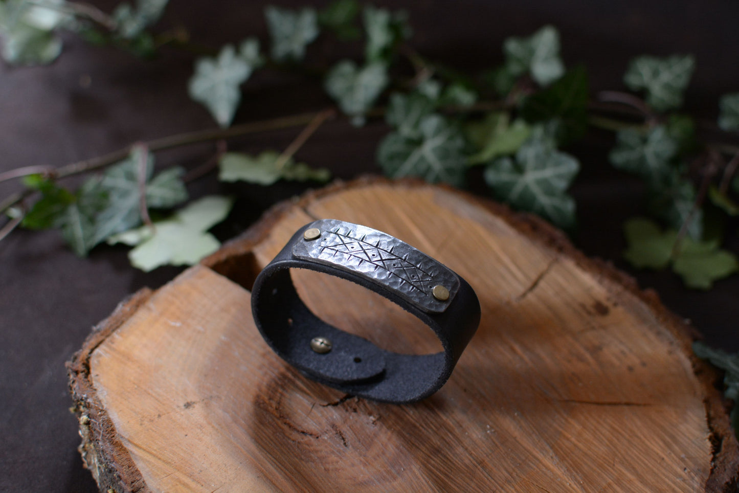 Bracelet forgé cuir et fer – Motifs gravés n°6