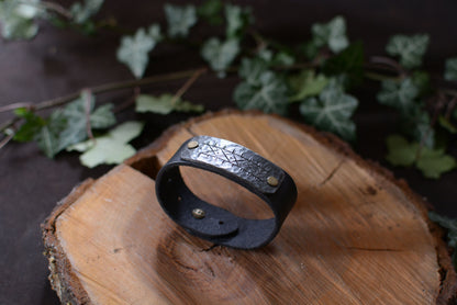 Bracelet forgé cuir et fer – Motifs gravés n°6