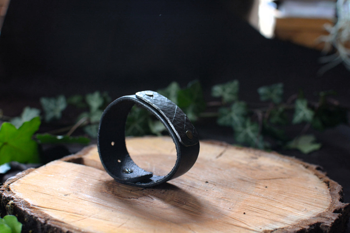 Bracelet forgé cuir et fer – Motifs gravés n°7