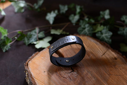 Bracelet forgé cuir et fer – Motifs gravés n°3