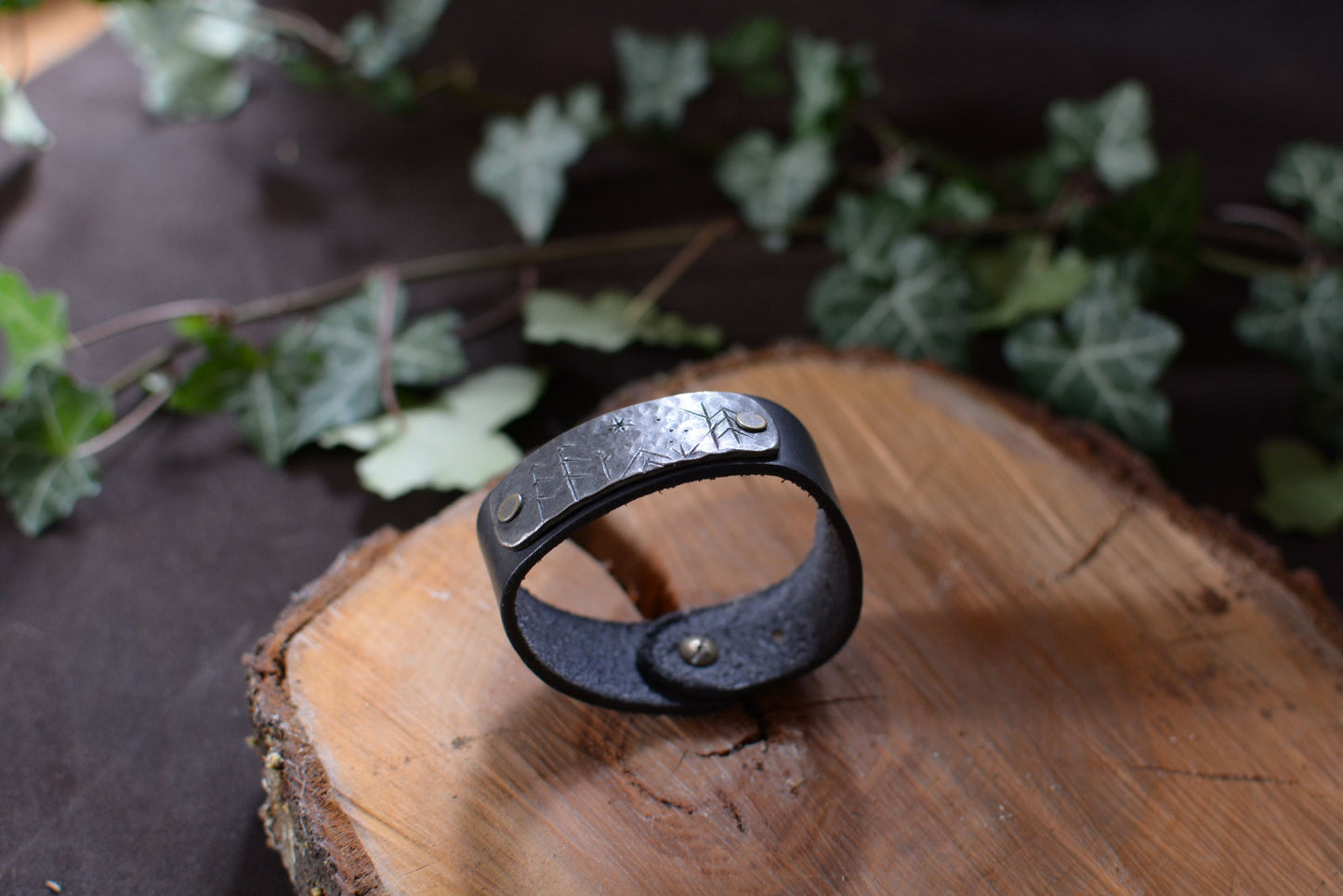 Bracelet forgé cuir et fer – Motifs gravés n°2