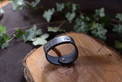 Bracelet forgé cuir et fer – Motifs gravés n°2