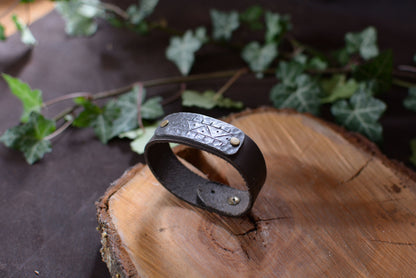 Bracelet forgé cuir et fer – Motifs gravés n°1