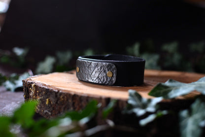 Bracelet forgé cuir et fer – Motifs gravés n°7