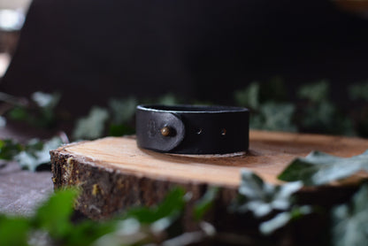 Bracelet forgé cuir et fer – Motifs gravés n°6