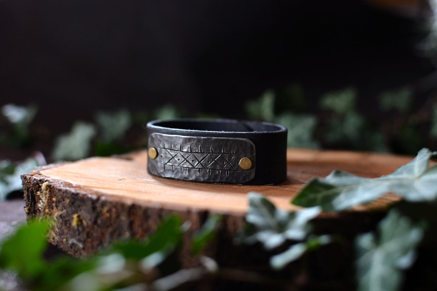 Bracelet forgé cuir et fer – Motifs gravés n°6