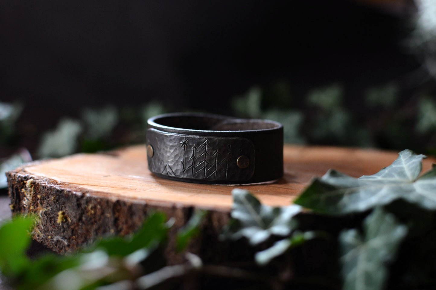 Bracelet forgé cuir et fer – Motifs Ogham n°4