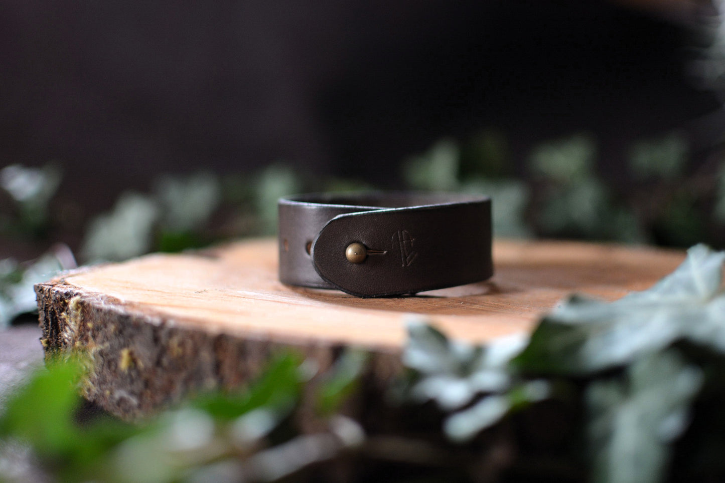 Bracelet forgé cuir et fer – Motifs Ogham n°4