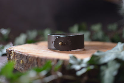 Bracelet forgé cuir et fer – Motifs gravés n°1