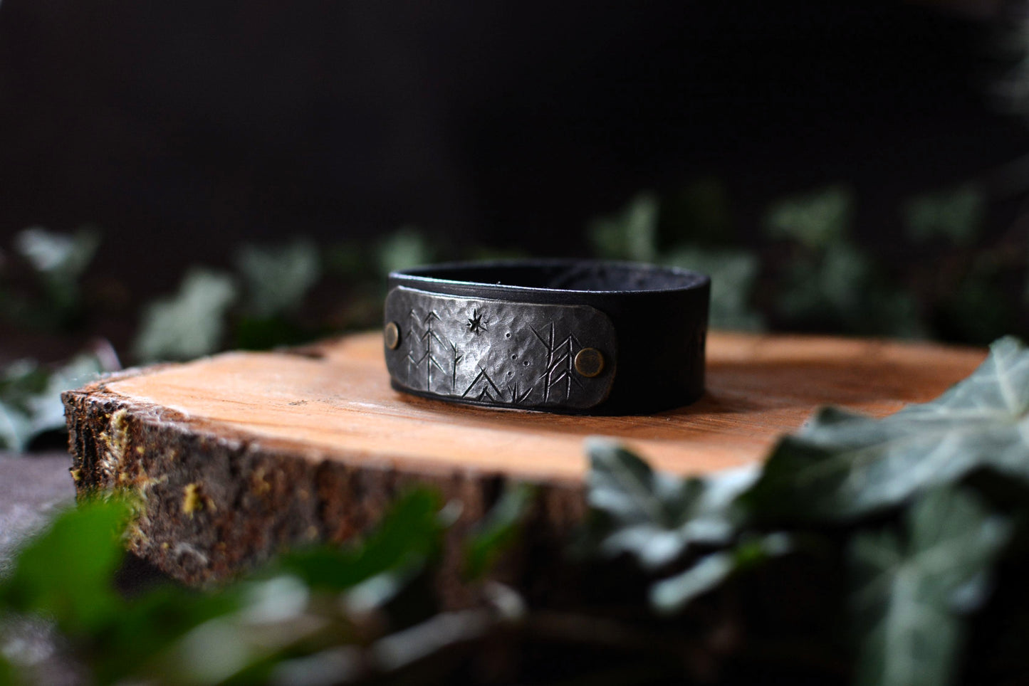 Bracelet forgé cuir et fer – Motifs gravés n°2