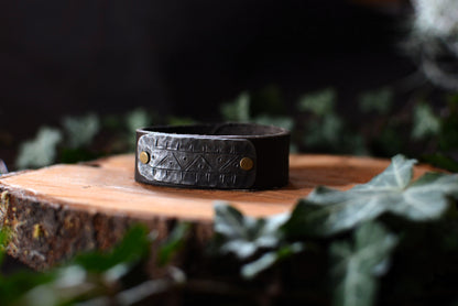 Bracelet forgé cuir et fer – Motifs gravés n°1