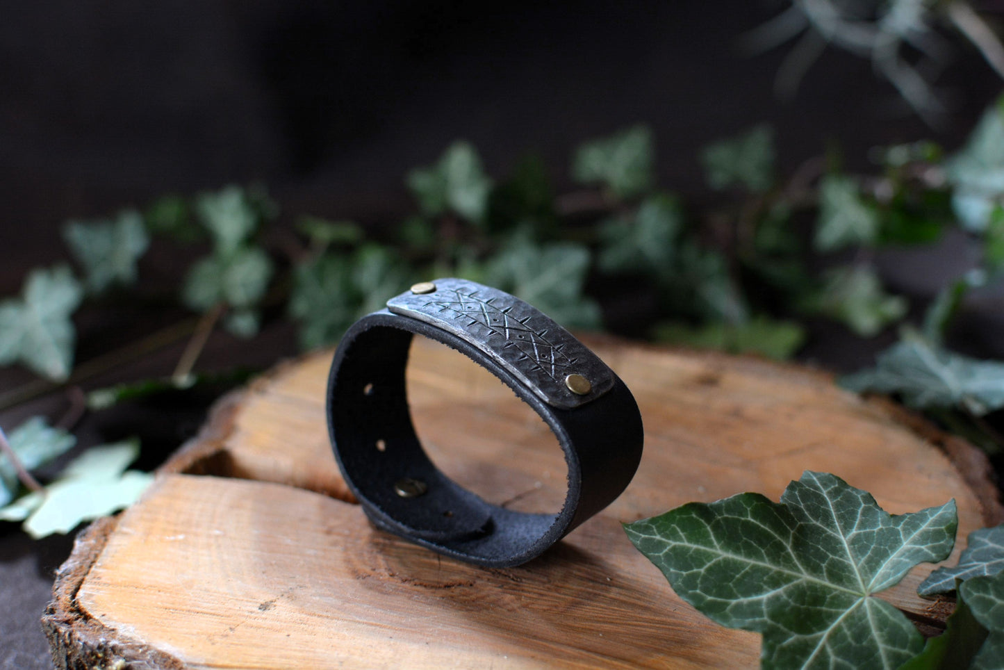Bracelet forgé cuir et fer – Motifs gravés n°6