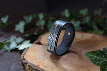Bracelet forgé cuir et fer – Motifs gravés n°6