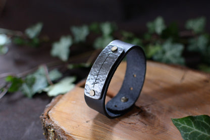 Bracelet forgé cuir et fer – Motifs Ogham n°5