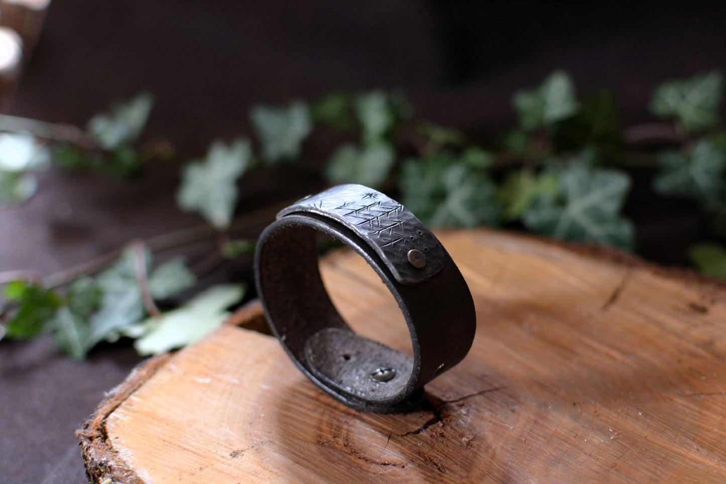 Bracelet forgé cuir et fer – Motifs Ogham n°4