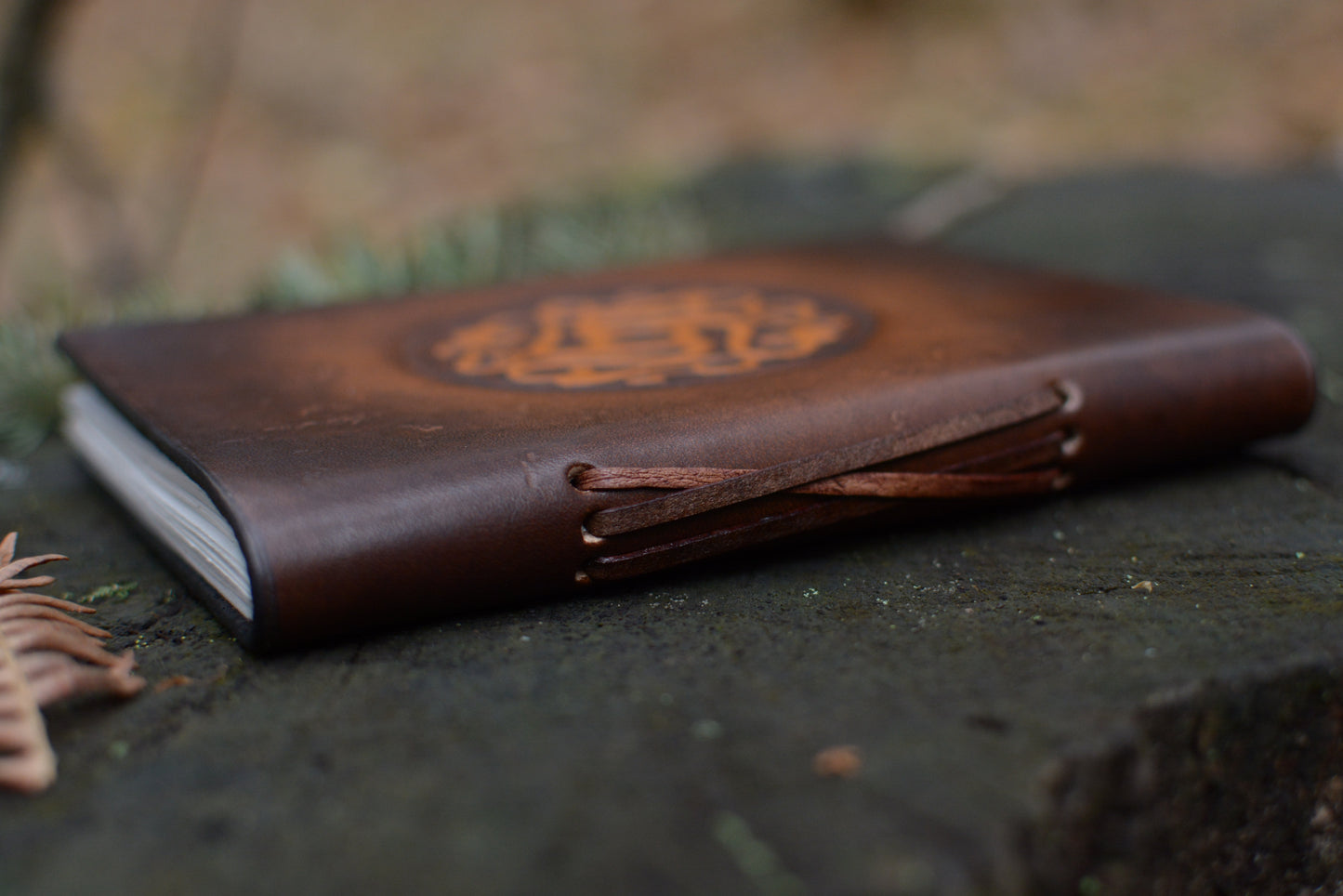 Carnet en cuir artisanal vue de profil - reliure et tranche papier recyclé 