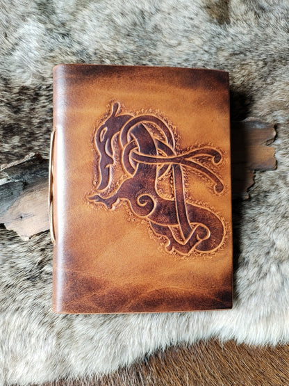 carnet en cuir avec dragon viking de face posé sur une fourrure Amrod & Gardarson