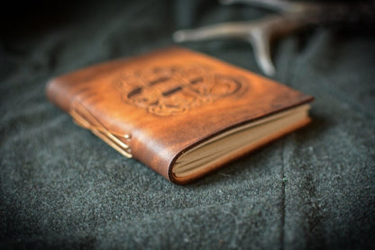 carnet en cuir avec dragon viking vue de côté Amrod & Gardarson