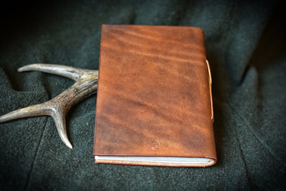 carnet en cuir avec dragon viking vue de dos
