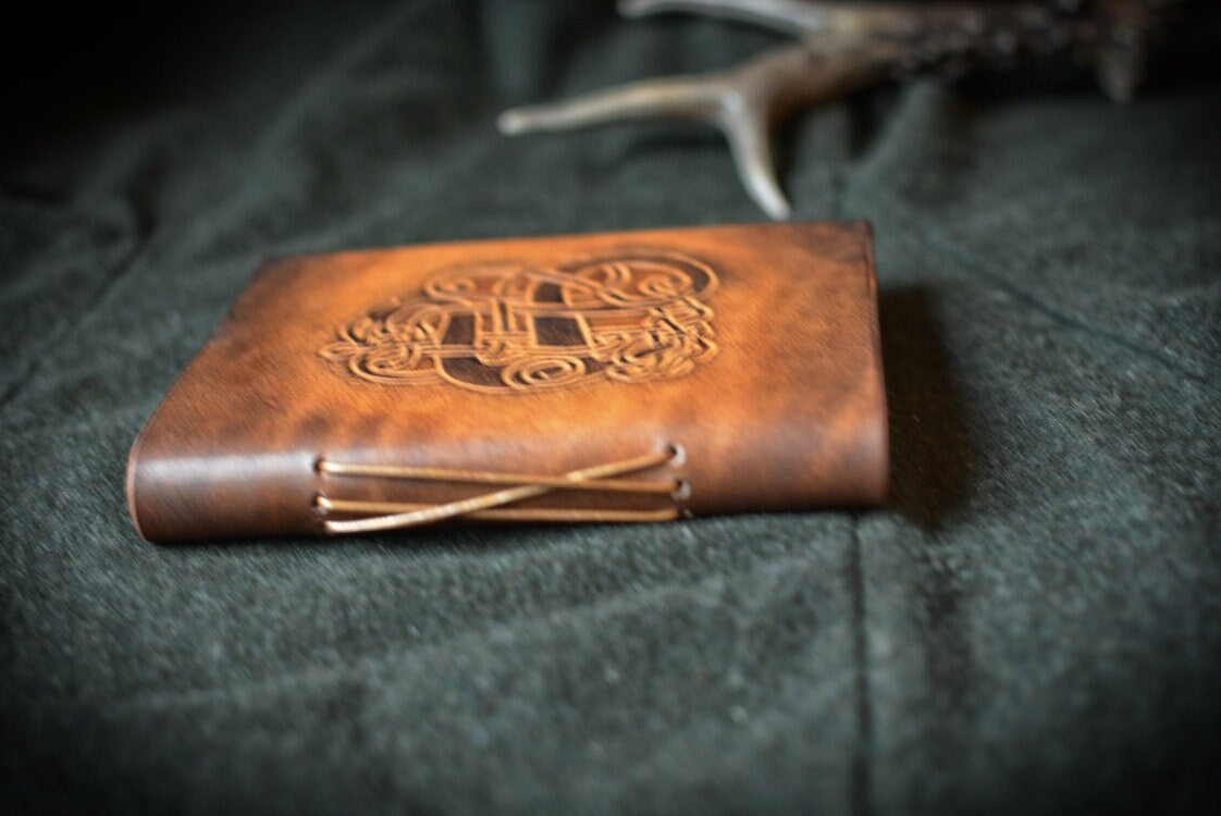 carnet en cuir avec dragon viking vue sur la reliure en cuir