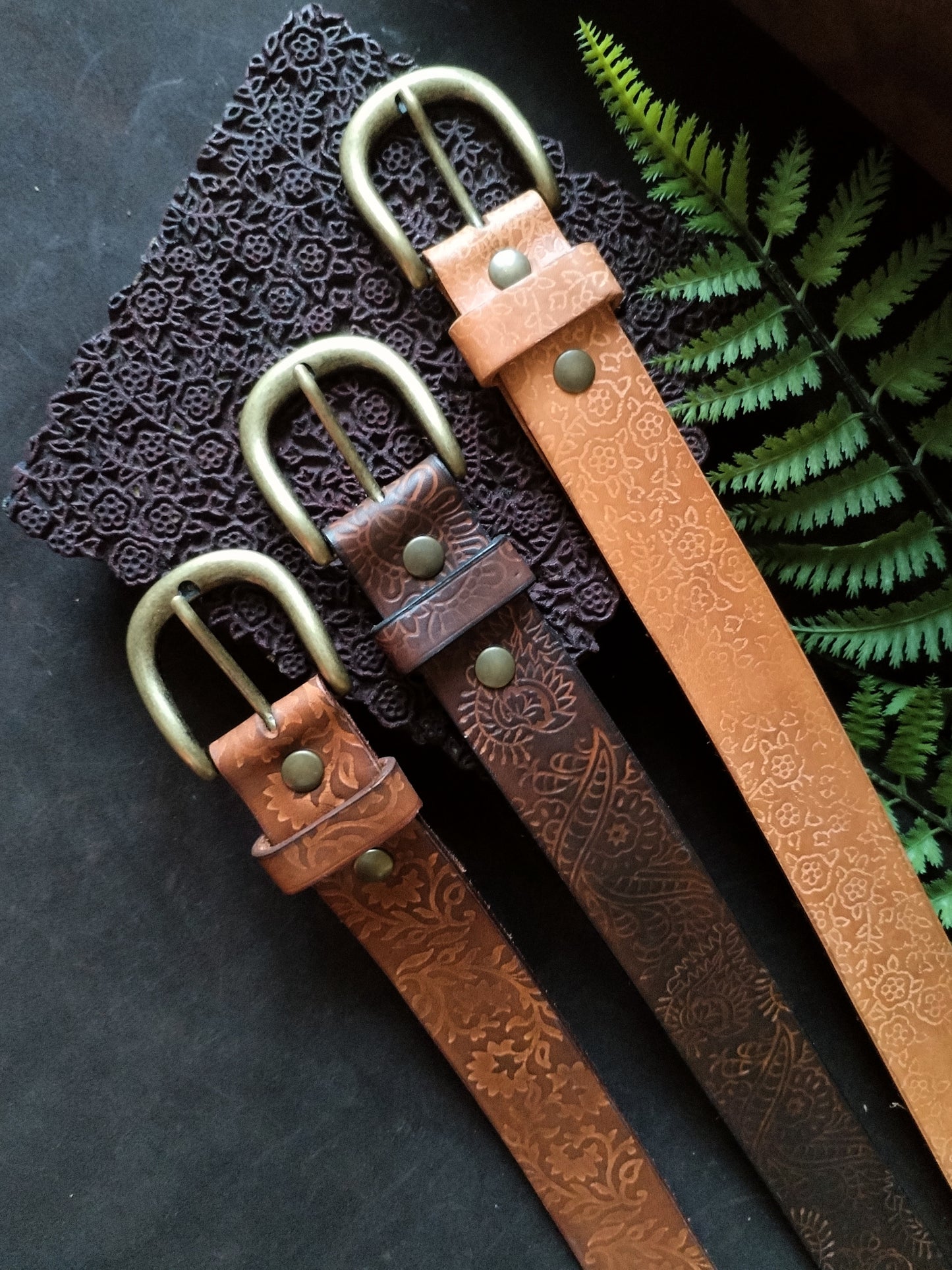 Collection de trois ceintures batik camel havane et marron détail sangle cuir tannage végétal et boucle laiton sur tampon batik – L'Atelier d'Amrod