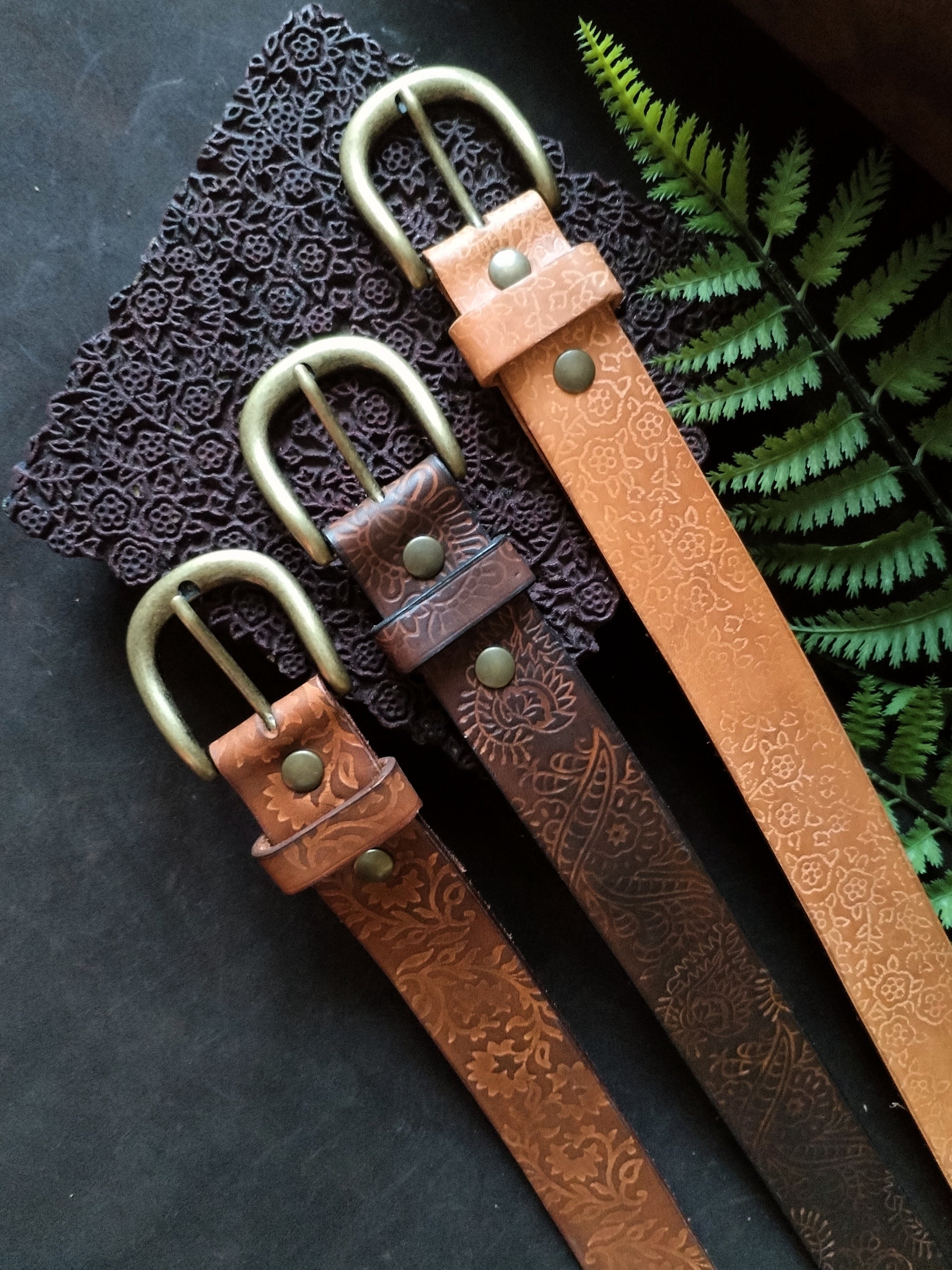 Collection de trois ceintures batik camel havane et marron détail sangle cuir tannage végétal et boucle laiton sur tampon batik – L'Atelier d'Amrod
