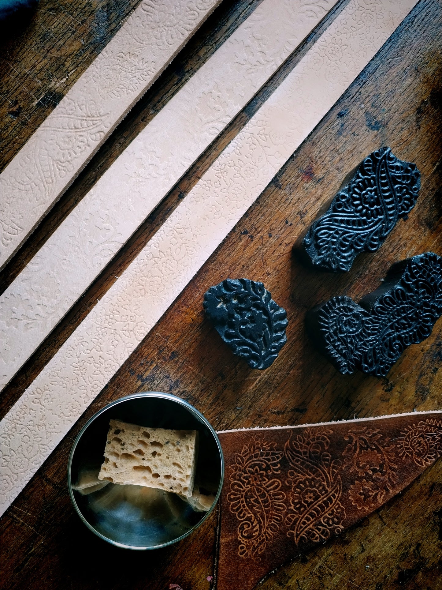Processus de fabrication artisanale à l'atelier : sangles cuir estampées non teintées et tampons batik – Amrod & Gardarson