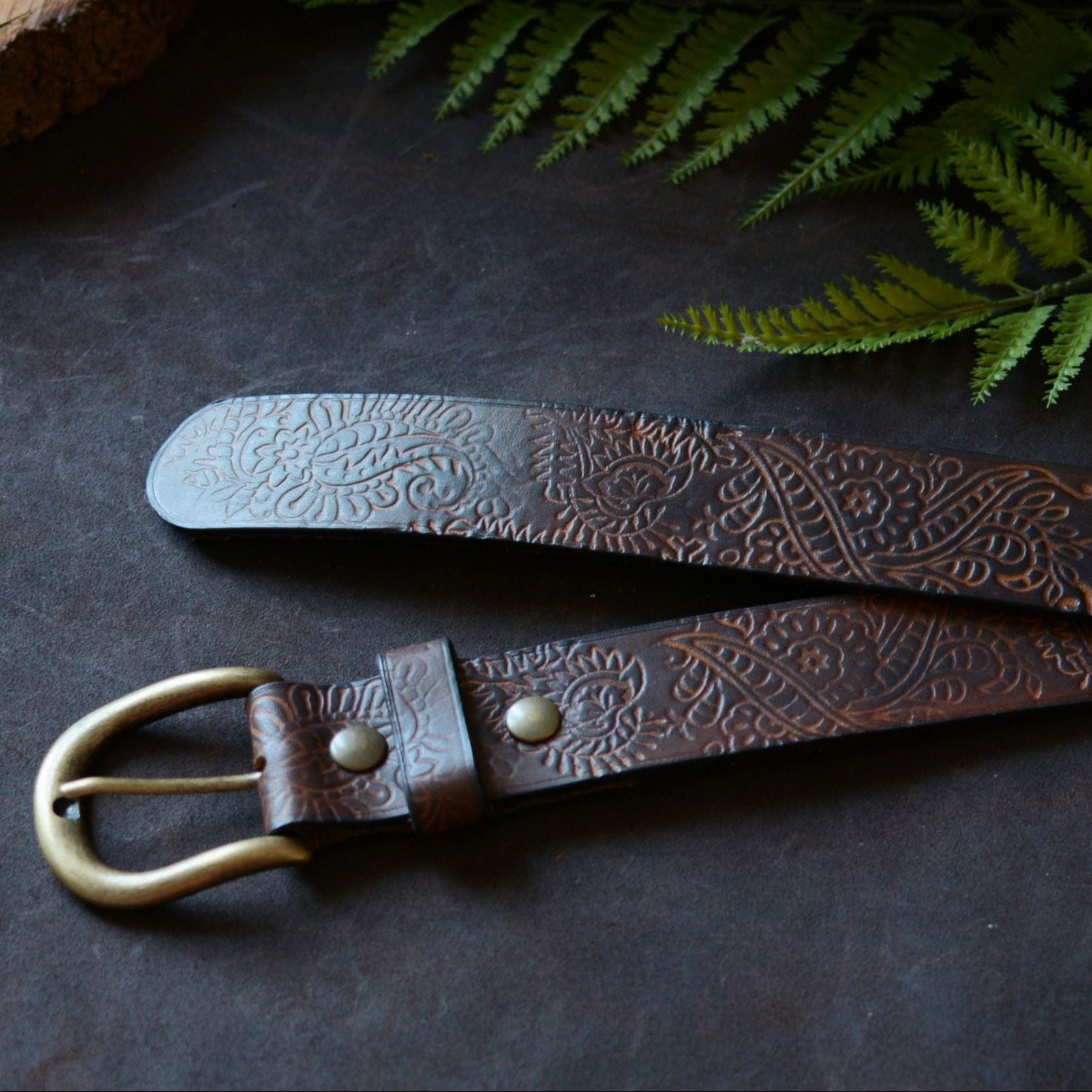 Détail embossage batik cuir tannage végétal marron, tampon bois artisanal et motif cachemire – Amrod & Gardarson