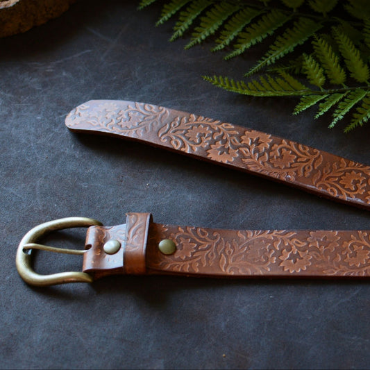Détail embossage batik cuir tannage végétal havane motif feuillage – Amrod & Gardarson