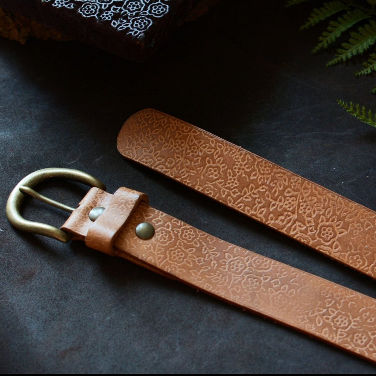 Détail embossage batik cuir tannage végétal camel, tampon bois artisanal et motif floral – Amrod & Gardarson