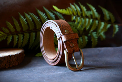 Ceinture artisanale batik havane cuir tannage végétal roulée vue de profil – L'Atelier d'Amrod