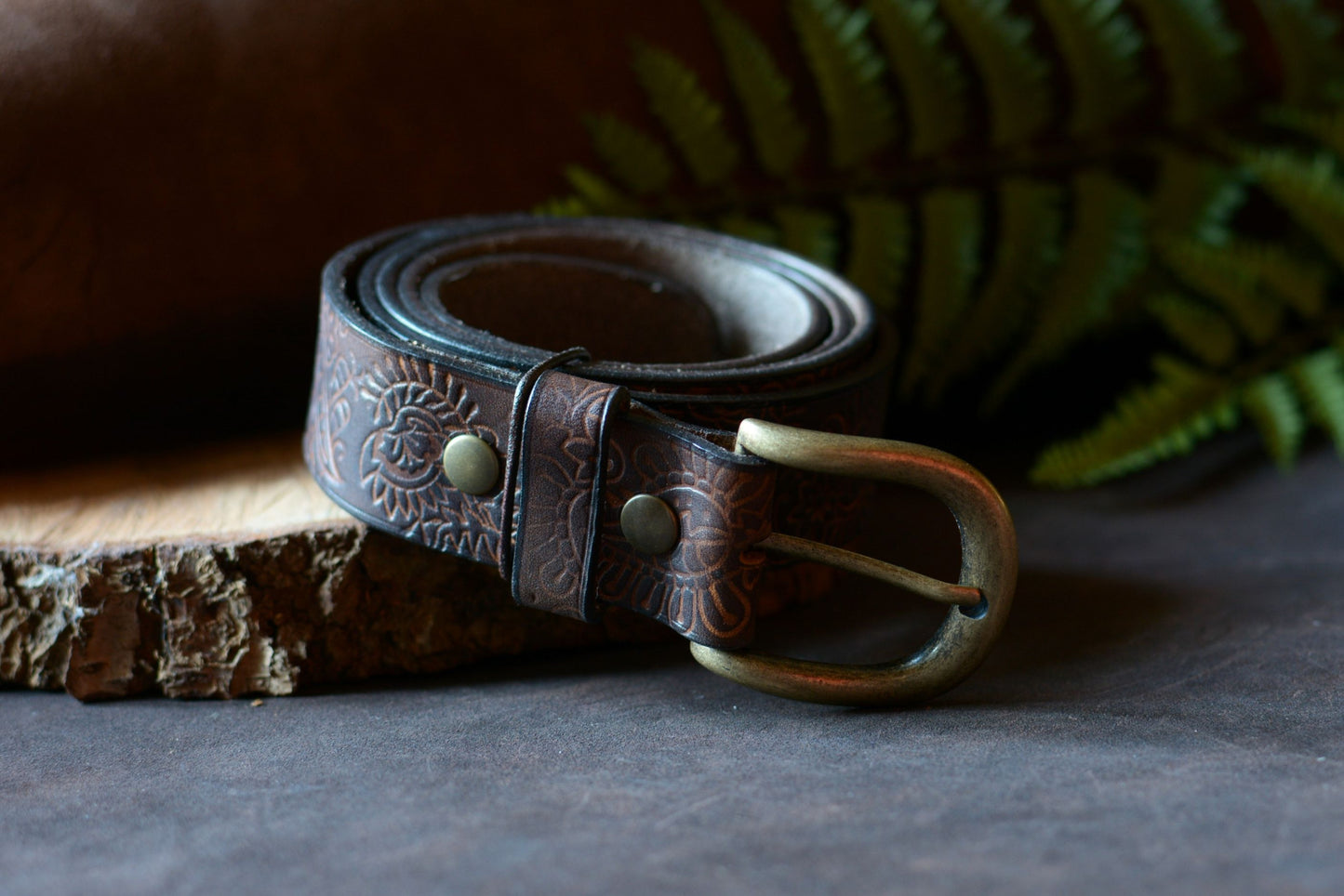 Ceinture artisanale batik marron cuir tannage végétal roulée vue de profil – L'Atelier d'Amrod