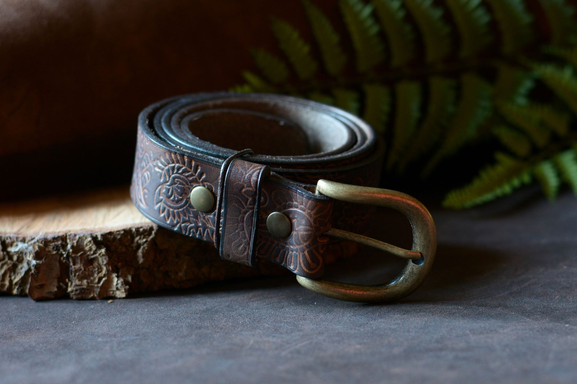 Ceinture artisanale batik marron cuir tannage végétal roulée vue de profil – L'Atelier d'Amrod