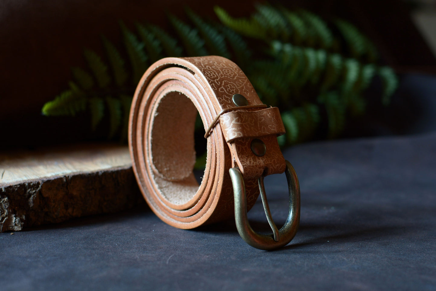 Ceinture artisanale batik camel cuir tannage végétal roulée vue de profil – L'Atelier d'Amrod