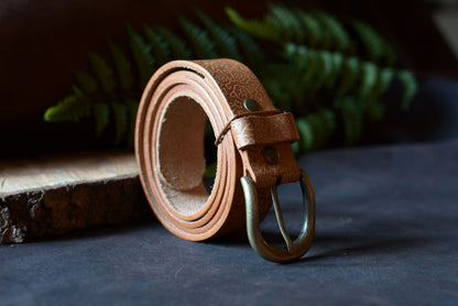 Ceinture artisanale batik camel cuir tannage végétal roulée vue de profil – L'Atelier d'Amrod