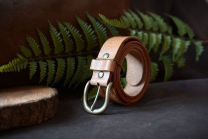 Ceinture batik camel en cuir tannage végétal roulée, décor studio fougère et rondin de bois – Amrod & Gardarson