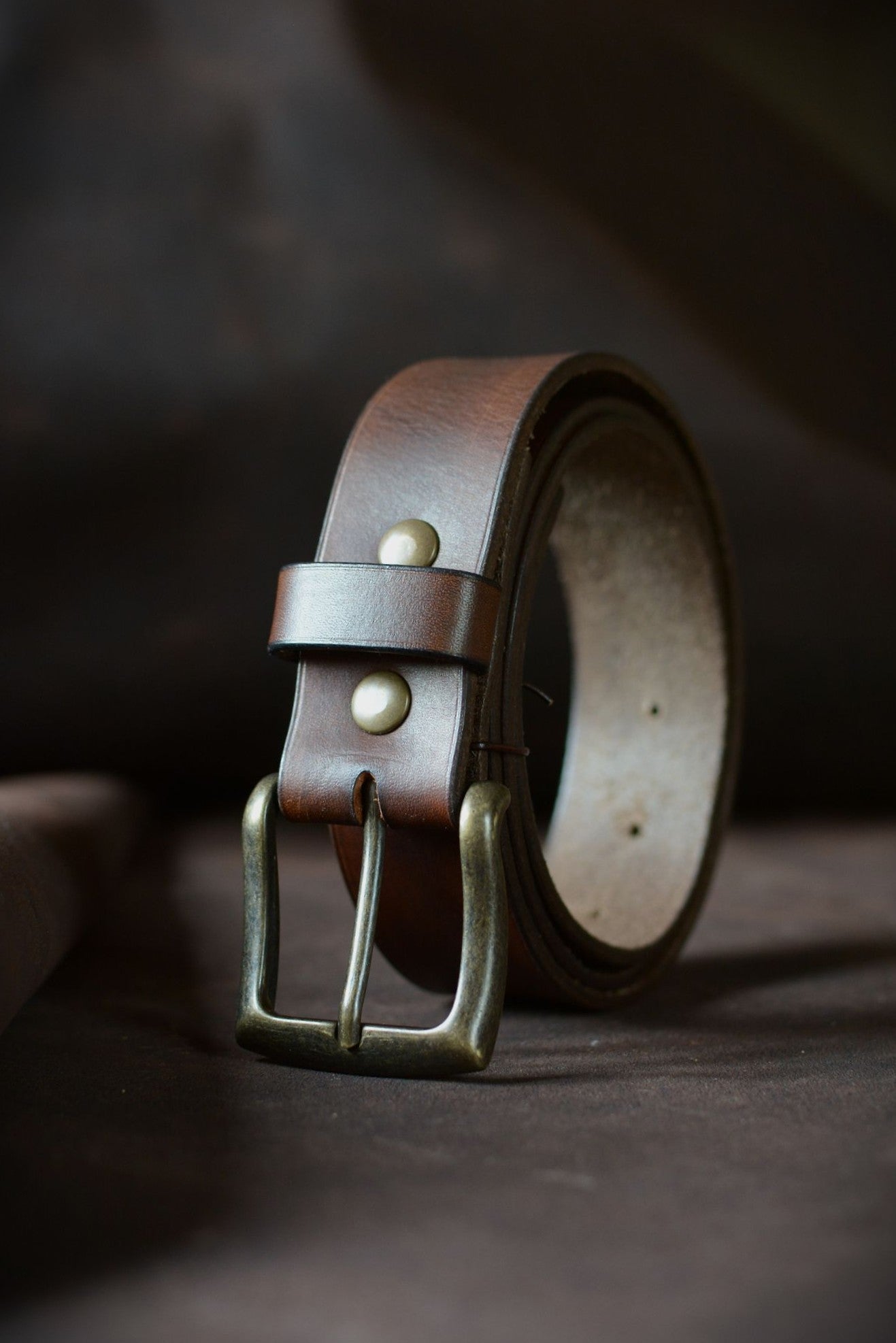 Ceinture artisanale cuir marron foncé boucle rectangle laiton – vue de face – fait main en France – Amrod & Gardarson