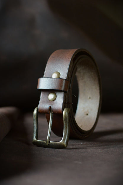 Ceinture artisanale cuir marron foncé boucle rectangle laiton – vue de face – fait main en France – Amrod & Gardarson