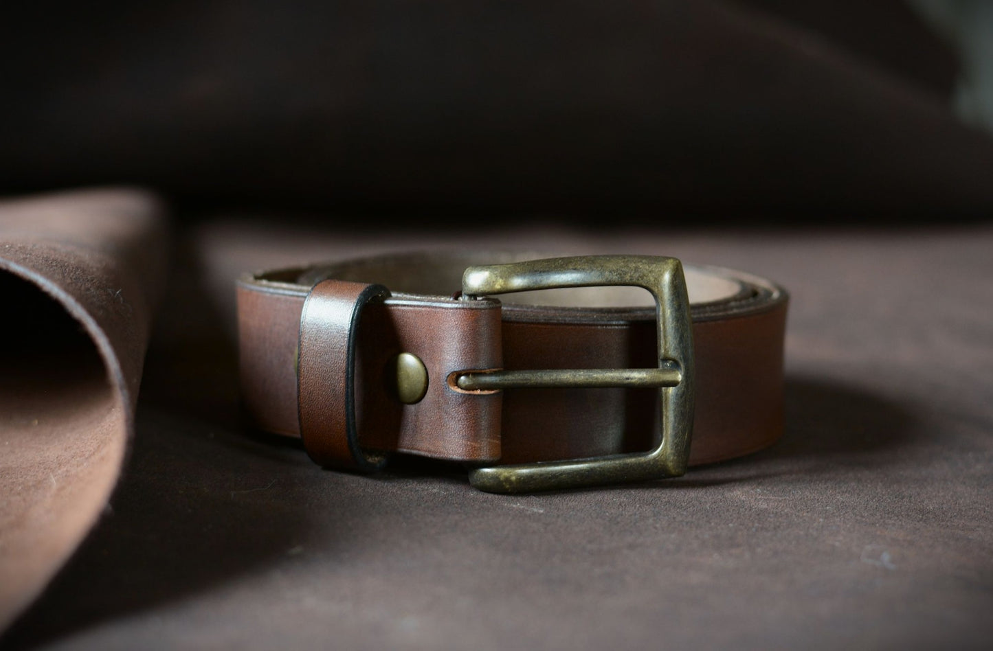 Détail boucle rectangle en laiton massif – ceinture cuir artisanal – Amrod & Gardarson