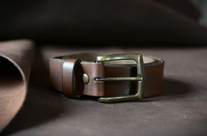 Détail boucle rectangle en laiton massif – ceinture cuir artisanal – Amrod & Gardarson