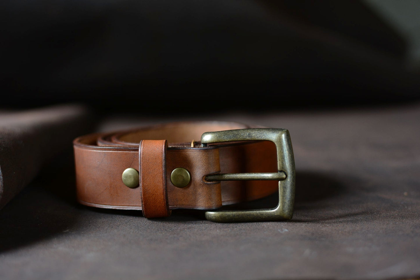 Détail boucle rectangle en laiton massif – ceinture cuir artisanal – Amrod & Gardarson