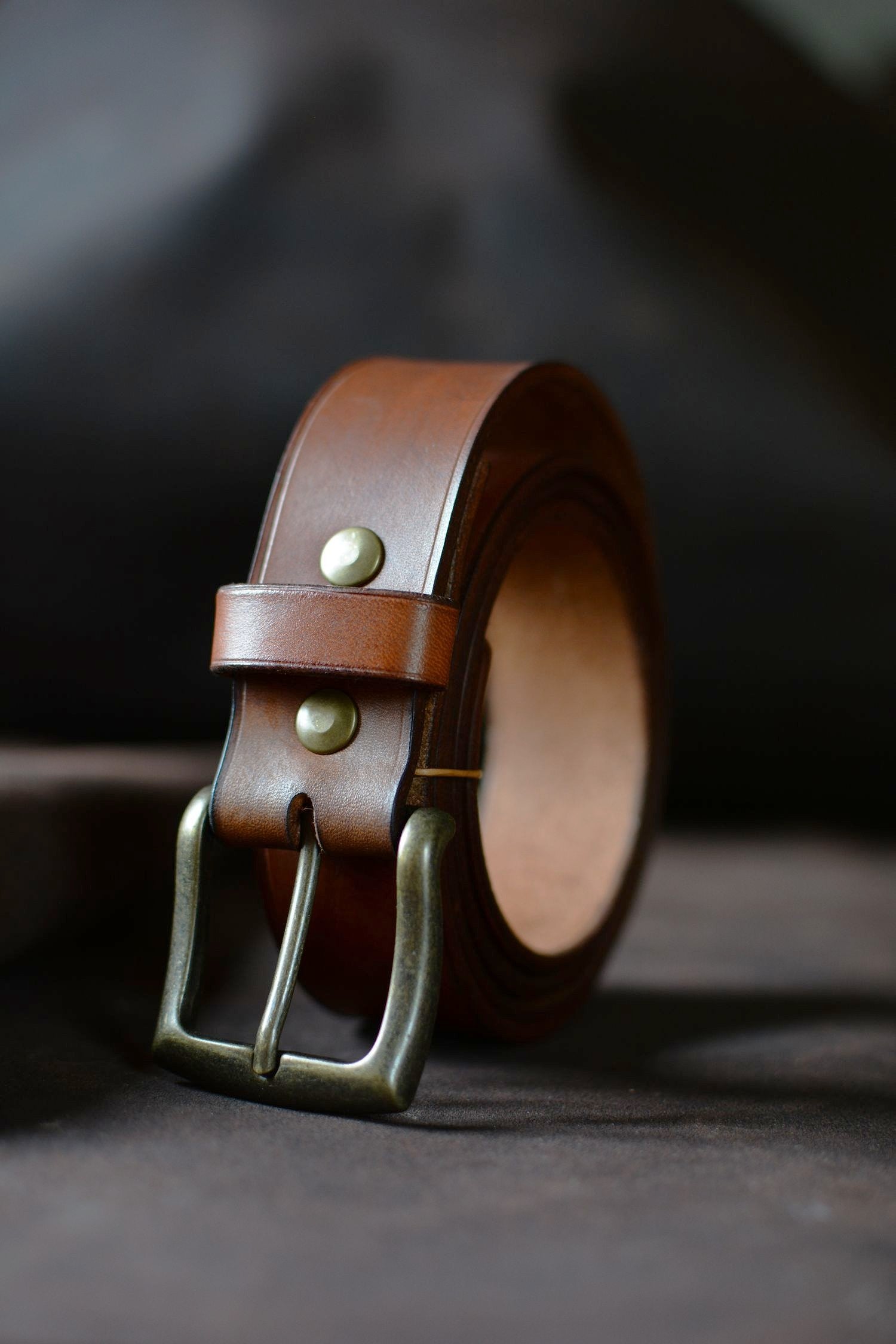Ceinture artisanale cuir havane boucle rectangle laiton – vue de face – fait main en France – Amrod & Gardarson