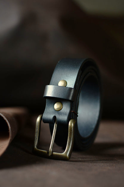 Ceinture artisanale cuir noir boucle rectangle laiton – vue de face – fait main en France – Amrod & Gardarson