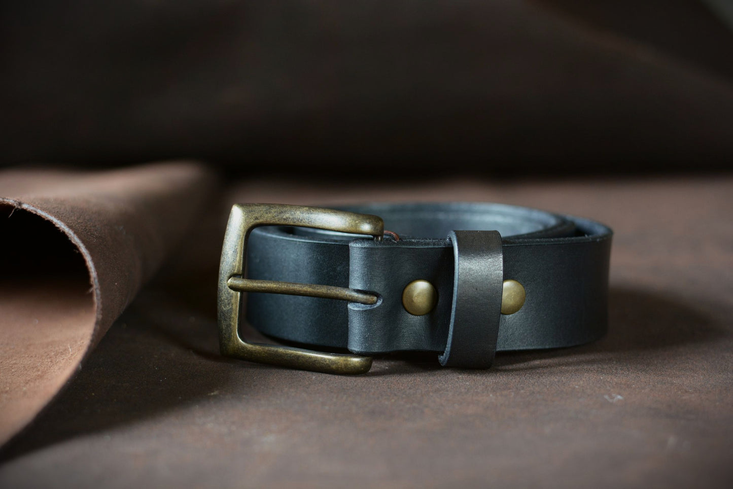 Détail boucle rectangle en laiton massif – ceinture cuir artisanal – Amrod & Gardarson