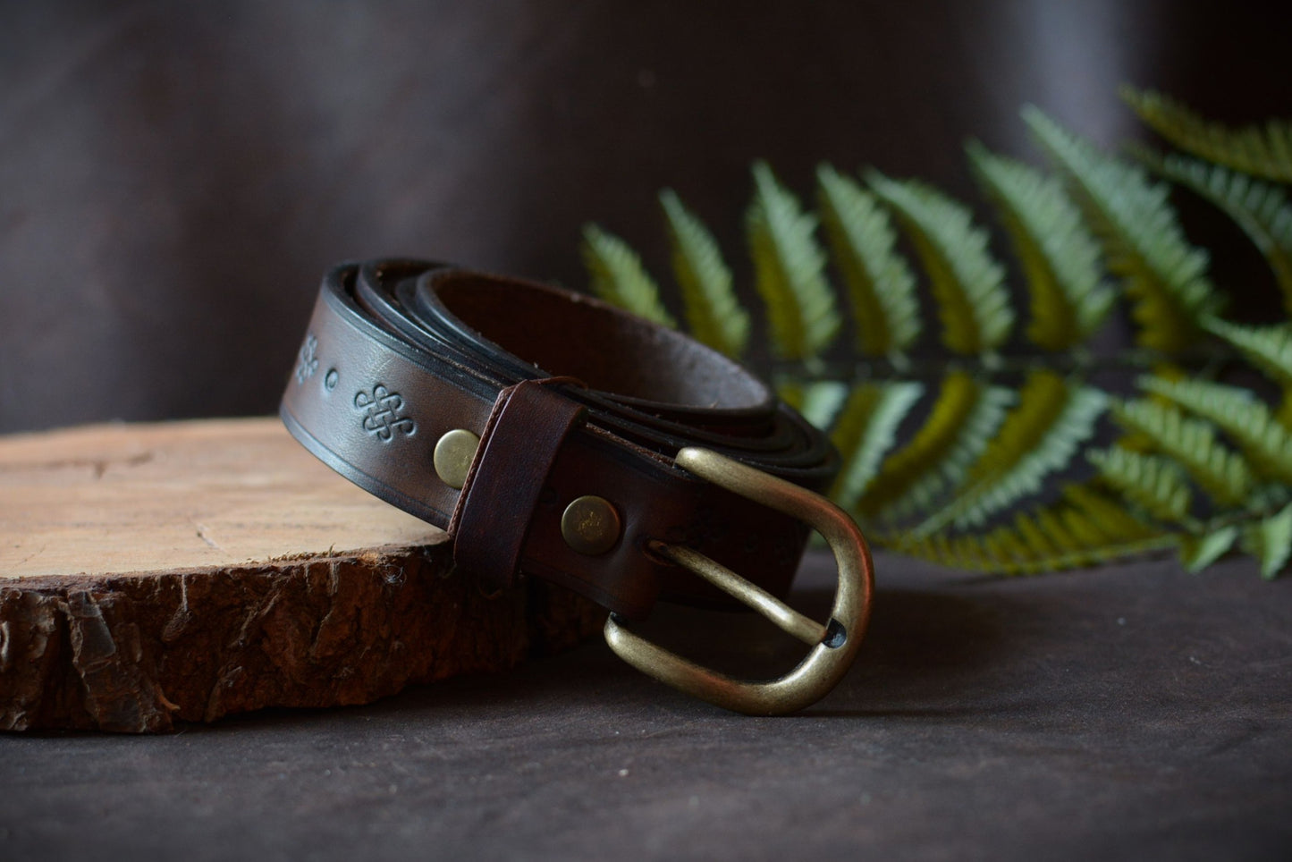 Ceinture folk cuir tannage végétal marron foncé et noir, motif entrelacs mongol vue de profil – Amrod & Gardarson