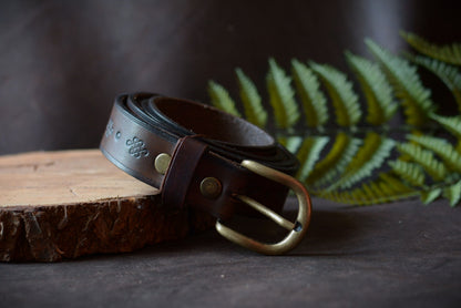 Ceinture folk cuir tannage végétal marron foncé et noir, motif entrelacs mongol vue de profil – Amrod & Gardarson