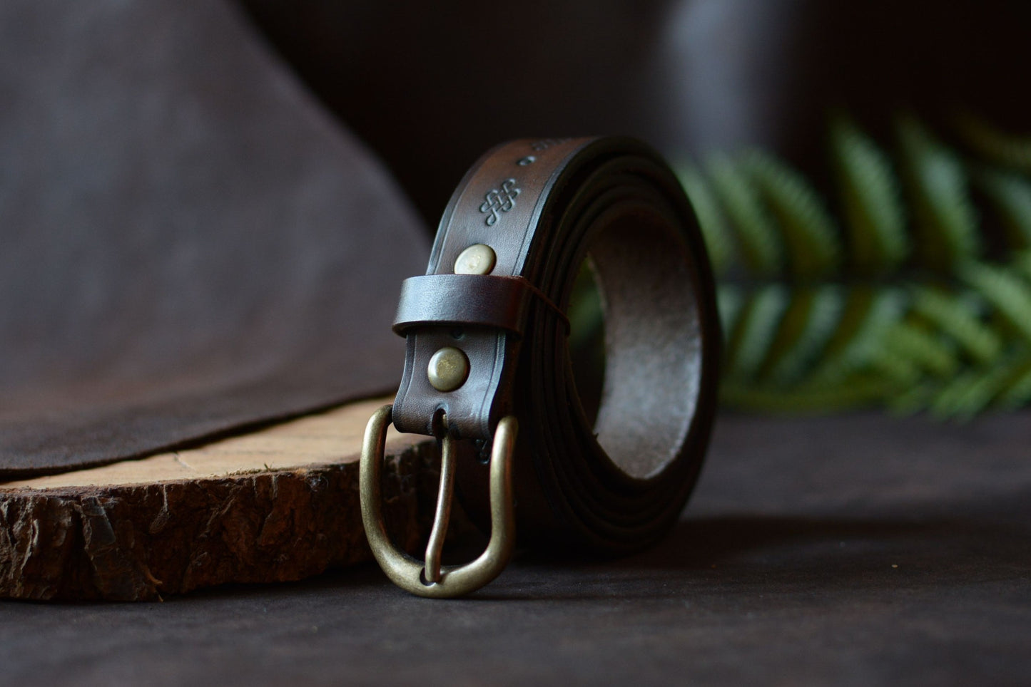 Ceinture artisanale folk marron foncé motif mongol poinçonné main, vue légèrement de côté – L'Atelier d'Amrod