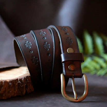 Ceinture folk marron foncé et noir détail motif mongol et boucle laiton, décor studio fougère et rondin de bois – Amrod & Gardarson