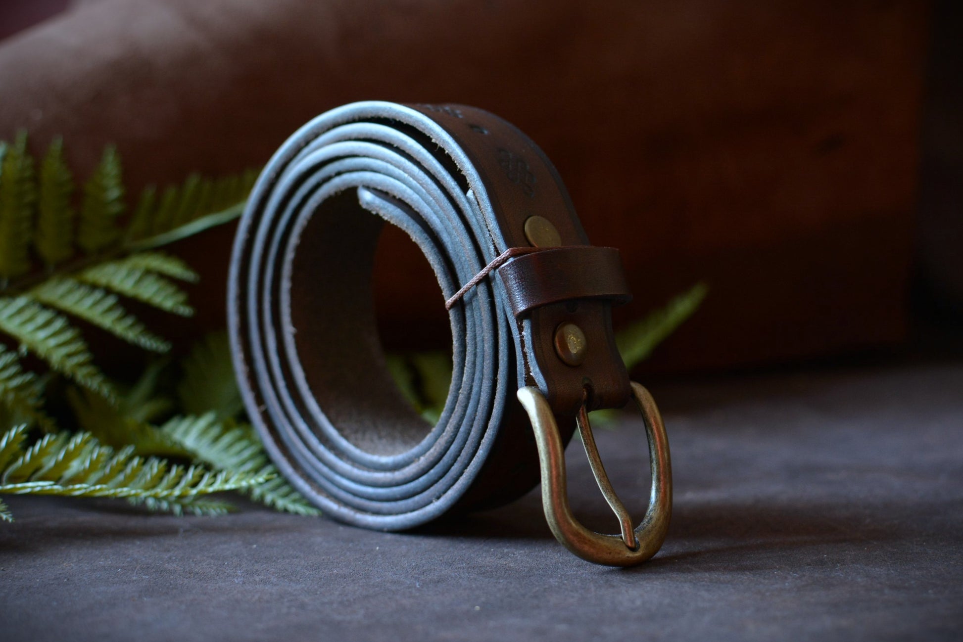 Ceinture folk roulée détail épaisseur 3 mm cuir tannage végétal marron foncé – L'Atelier d'Amrod