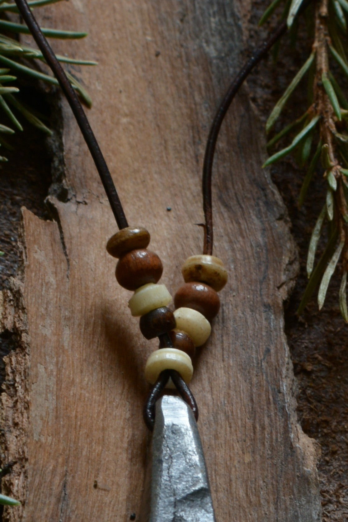 Collier Mjöllnir en fer forgé avec perles en os